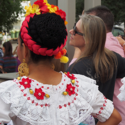 img_dancer_250